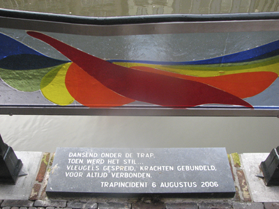902993 Afbeelding van de plaquette en een glaspaneel op de werf onder het Stadhuis te Utrecht, die herinneren aan het ...